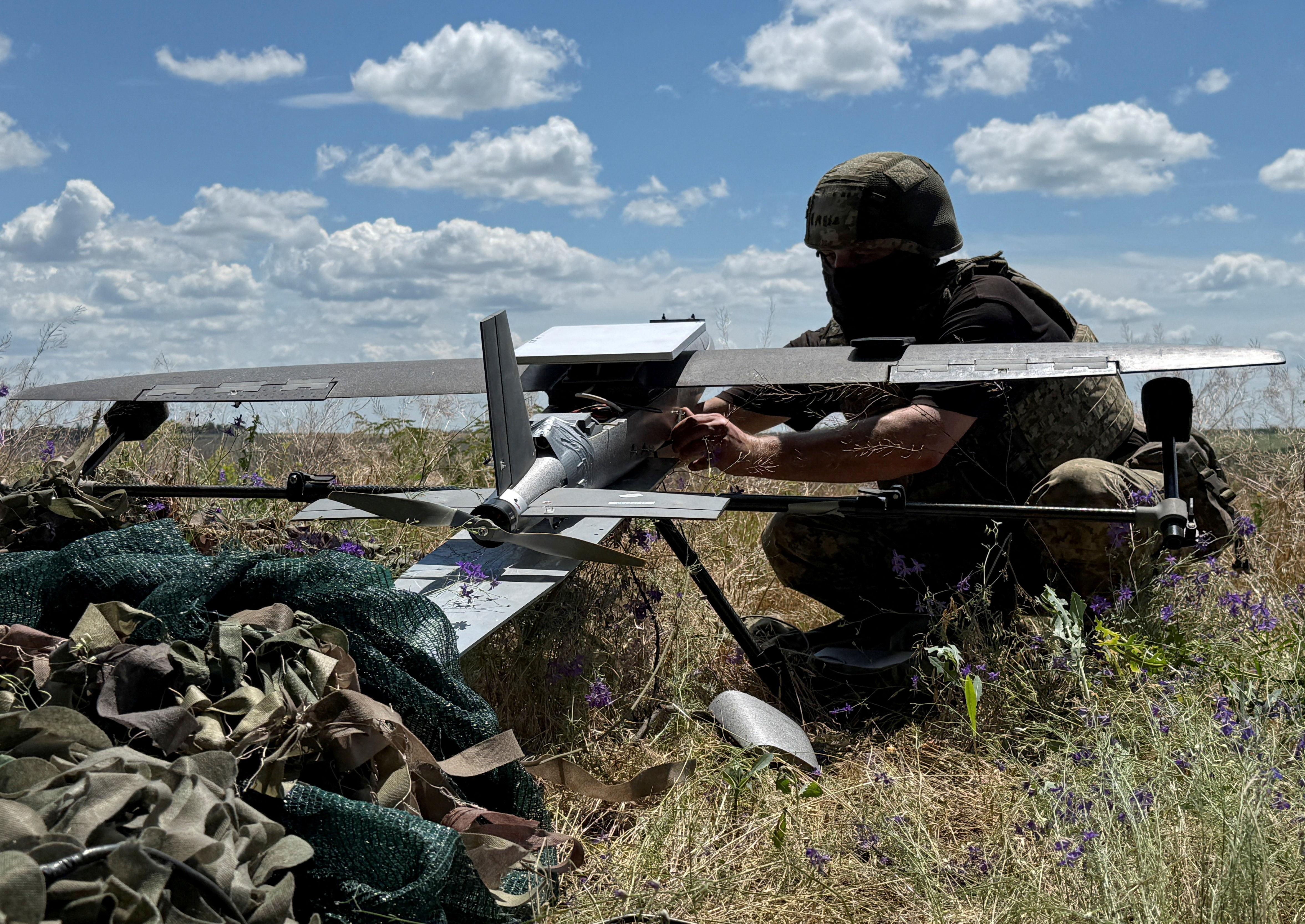 A serviceman of the 25th Separate Airborne Brigade of the Air Assault Forces of Ukraine prepares to launch a Hornet middle strike drone towards Russian troops from a position near a front line, amid Russia's attack on Ukraine, in Donetsk region, Ukraine June 23, 2026. Picture taken with a mobile phone. REUTERS/Stringer/File Photo