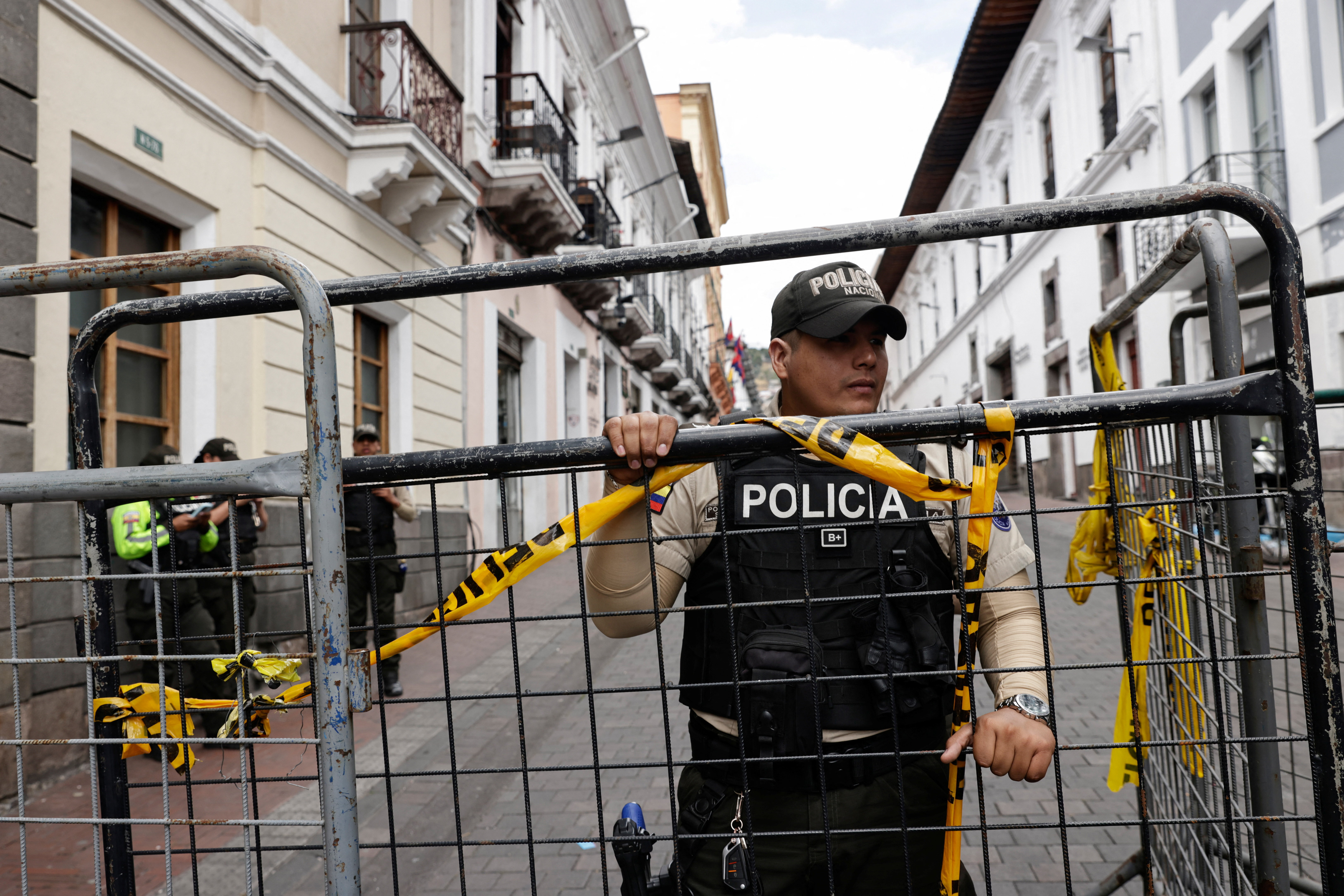 Ecuadorean policeman installs barricade